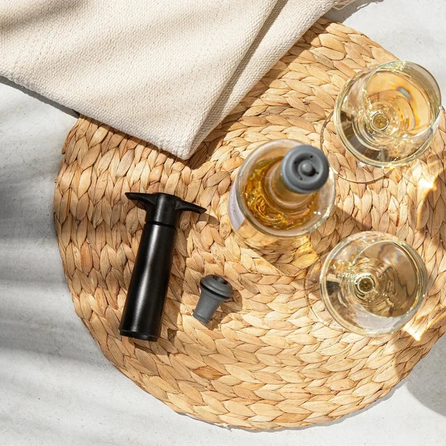 El conservador de vino Vacu Vin Original negro con 2 tapones