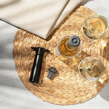 El conservador de vino Vacu Vin Original negro con 2 tapones