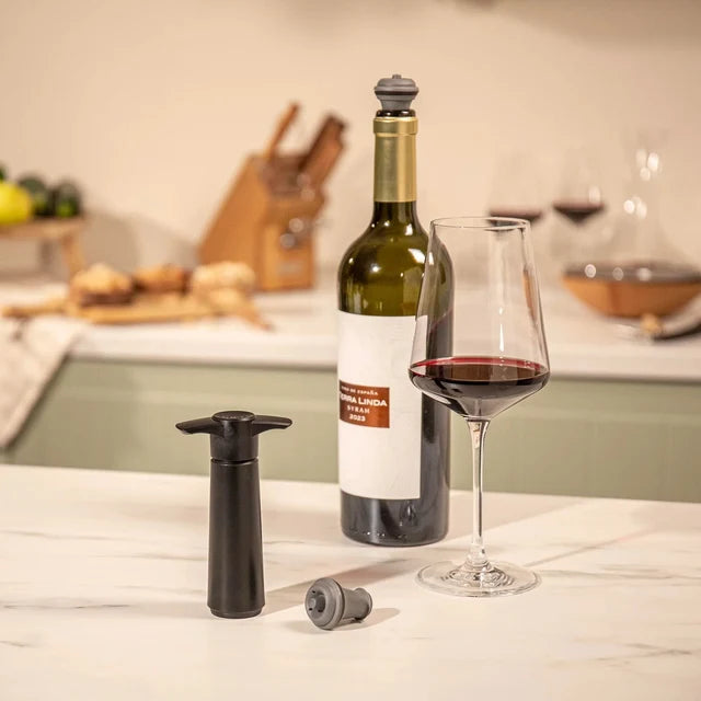El conservador de vino Vacu Vin Original negro con 2 tapones